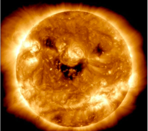 NASA, Güneş'i gülümserken yakaladı