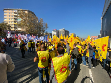 Bursa'da grevdeki öğretmenler: Öğretmen yalvarmaz