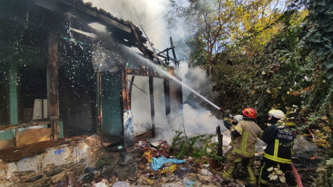 Bursa'da tarihi bina alevlere teslim oldu
