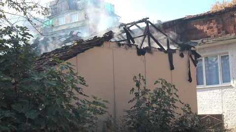 Bursa’da tek katlı ev alevlere teslim oldu