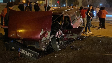 Bursa'da iki otomobil kafa kafaya çarpıştı