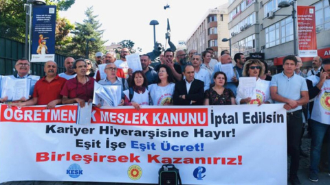 AYM önüne giden öğretmenler gözaltına alındı