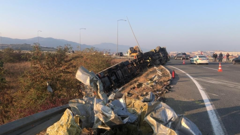 Bursa'da devrilen tırda 2 kişi hayatını kaybetti