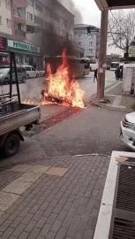 Bursa'da motosiklet alev alev yandı