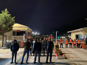 Maden işçileri işten atıldıkları madenin kapısını kapattı