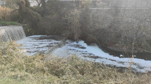Fabrika atıkları Gemlik Karsak Deresini kirletmeye devam ediyor