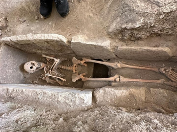 Tarihi kilisede 8 asırlık kadın iskeleti bulundu