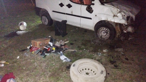Bursa'da takla atan araçtaki güvercin araç başından ayrılmadı