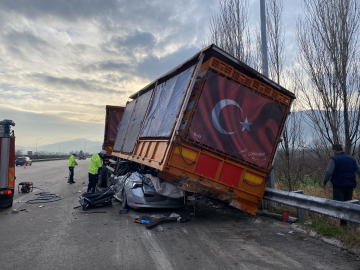 Bursa'da TIR'a çarpan otomobil, dorsenin altına girdi: 1 ölü