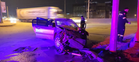 Bursa'da fabrika duvarına çarpan sürücü ağır yaralandı