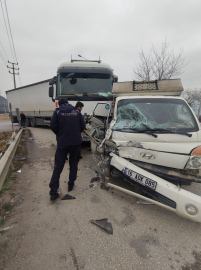 Bursa'da TIR ile kamyonet çarpıştı: Sıkışan yolcuyu itfaiye kurtardı