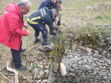Bursa'da kuyuda mahsur kalan köpek kurtarıldı