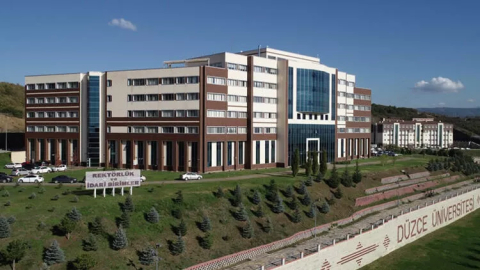 Depremzede öğrencisiyle dalga geçen öğretim görevlisi görevden uzaklaştırıldı