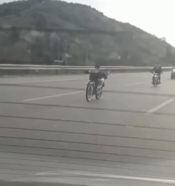 Bursa'da tehlikeli yolculuk: Kimisi bagajda gitti kimisi motorun üstüne yattı