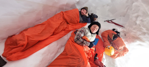 Uludağ'da nisan ortasında kar mağarası yapıp, gece konakladılar