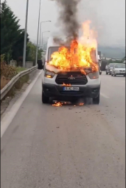 Bursa'da seyir halindeki servis minibüsü alevlere teslim oldu