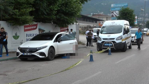 Bursa'da seyir halindeki otomobilde tartışma sonucu arkadaşını boğazından bıçaklayarak öldürdü