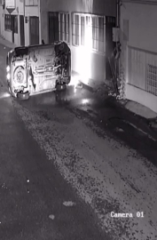 Bursa'da kontrolden çıkan otomobil doğalgaz borusuna çarptı