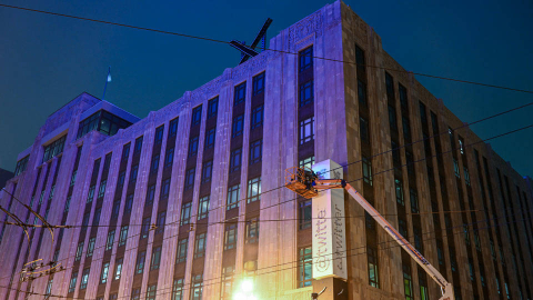 Twitter genel merkezindeki 'X' logosu, şikayetlerin ardından kaldırıldı