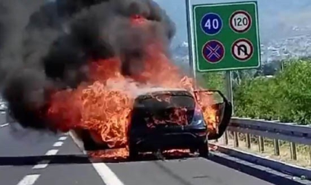Bursa'da otomobil alev topuna döndü