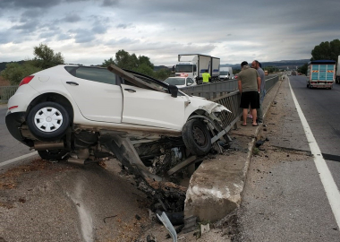 Bursa'da otomobil kontrolden çıkarak refüje girdi: 3 yaralı