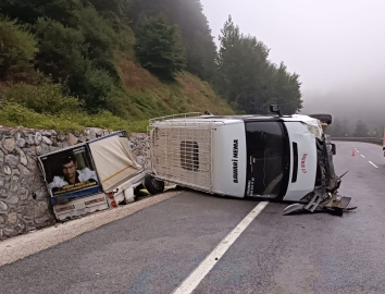 Bursa'da tarım işçilerini taşıyan minibüs devrildi: 4'ü çocuk 10 yaralı