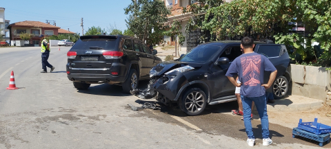 İznik'te iki araç kafa kafaya çarpıştı