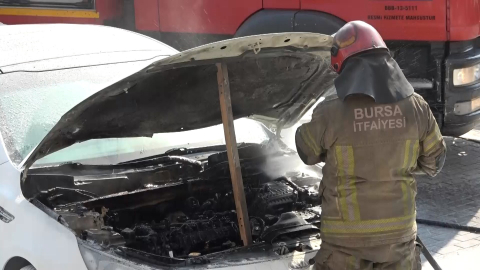 Bursa'da seyir halindeki otomobil alev alev yandı