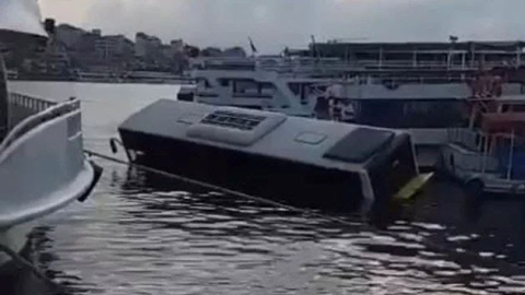 İstanbul'da boş otobüs denize düştü