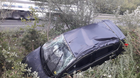 Bursa'da otomobil şarampole uçtu, iki kişi yaralandı