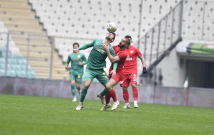 Bursaspor'da bir ayrılık daha: Genç futbolcu takıma veda etti