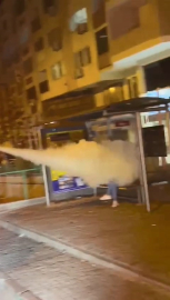 Bursa'da durakta otobüs bekleyen kadına yangın tüpü sıktılar