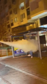 Bursa'da otobüs bekleyen kadına yangın tüpü sıkan kişiler adliyeye sevk edildi