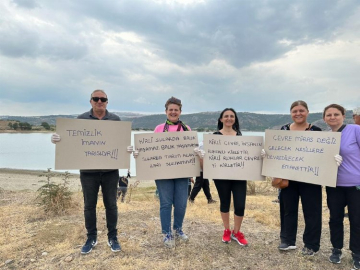 CHP İnegöl, Boğazköy'deki kirliliğe dikkat çekmek için bir ton çöp topladı