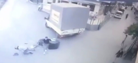Bursa'da kamyonete çarpan motosikletli ve arkadaşı çarpmanın etkisiyle savruldu