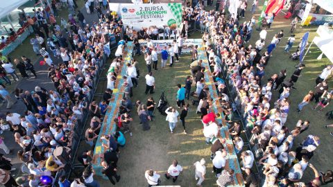 Bursa'da 6 dakikada 14 metre kol böreği yedi, 10 bin lira kazandı