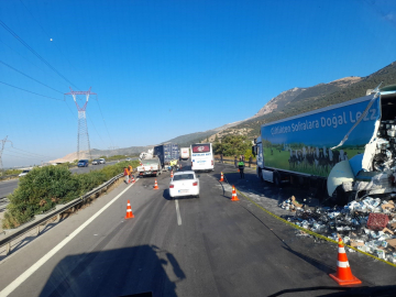 Bursa'da arıza yapan tıra başka tır çaptı: İki şoför hayatını kaybetti