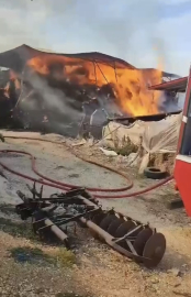 Bursa'da bir çiftlikte bulunan yem dolu depo alev alev yandı