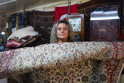 Bursalı halı ustası kadın 32 yıldır en değerli halıları ilk günkü görünümüne kavuşturuyor