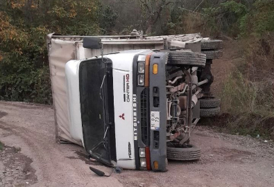 Mudanya'da kereste yüklü kamyon devrildi