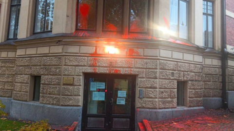 Türkiye'nin Helsinki Büyükelçiliği'ne boyalı ve sis bombalı saldırı