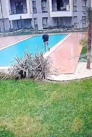 Bursa'da bir kurye, gönderi teslim etmek için girdiği sitenin havuzuna düştü