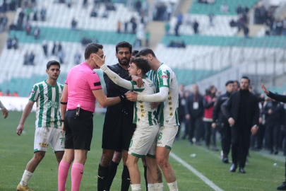 Bursaspor-Diyarbekirspor maçında futbolcular birbirine girdi: 5 kırmızı kart