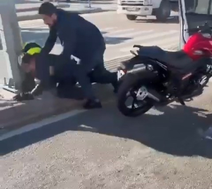 Bursa'da motosiklet sürücüsünü kaskla darp eden şahıs yakalandı