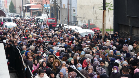 Bursa'da mağaza açılışında izdiham