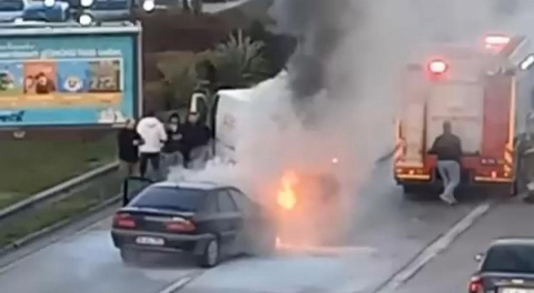 Bursa'da seyir halindeki otomobil alevlere teslim oldu