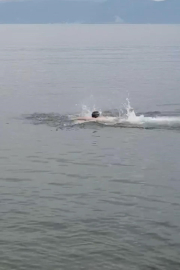 Bursa'da buzlu gölette fotoğraf çektirirken, buz kırılınca kendini suda buldu