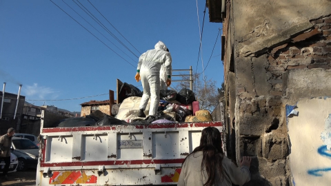 Bursa'da çöp evi boşaltılan kadın sinir krizi geçirdi