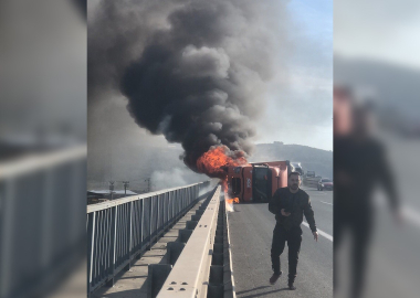 Bursa-İstanbul otobanında kaza yapan tır alevlere teslim oldu