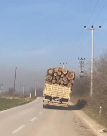 Bursa'da tomruk yüklü kamyon trafikte tehlike saçtı